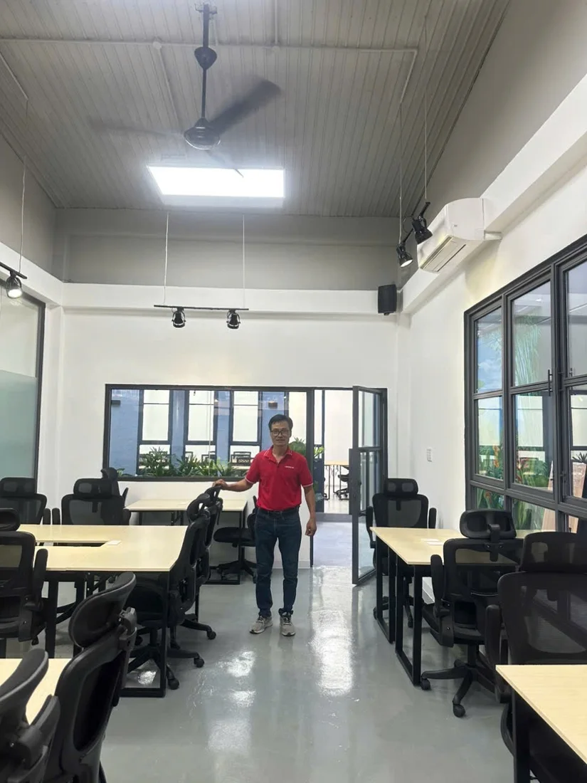 Sau setup — văn phòng coworking bàn ghế công thái học đồng bộ LEEXO